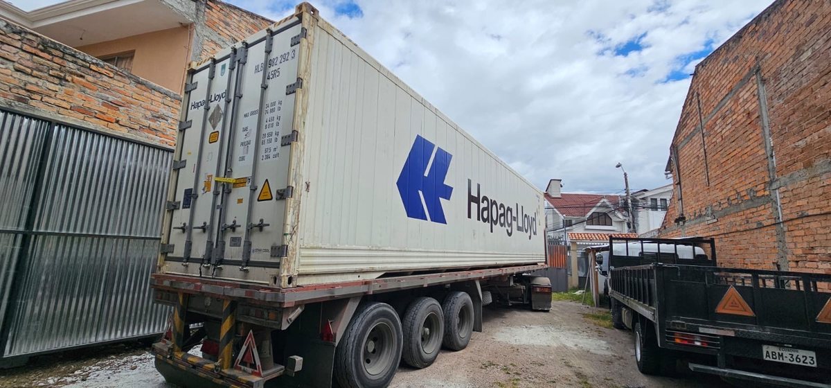 Recepción de un contenedor en el archivo fotográfico de Comercial Durán