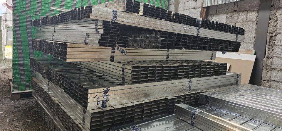 Perfilería y materiales en Comercial Durán, fotografía real